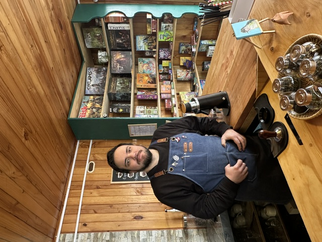 Integrante del equipo junto a los juegos de mesa de Toka Club